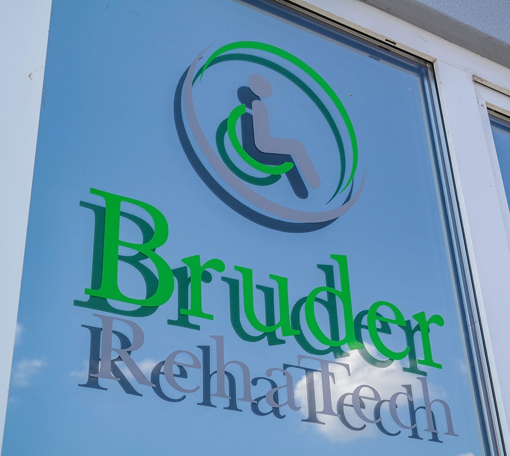 Logo von Bruder RehaTech auf der Fensterscheibe des Firmensitzes