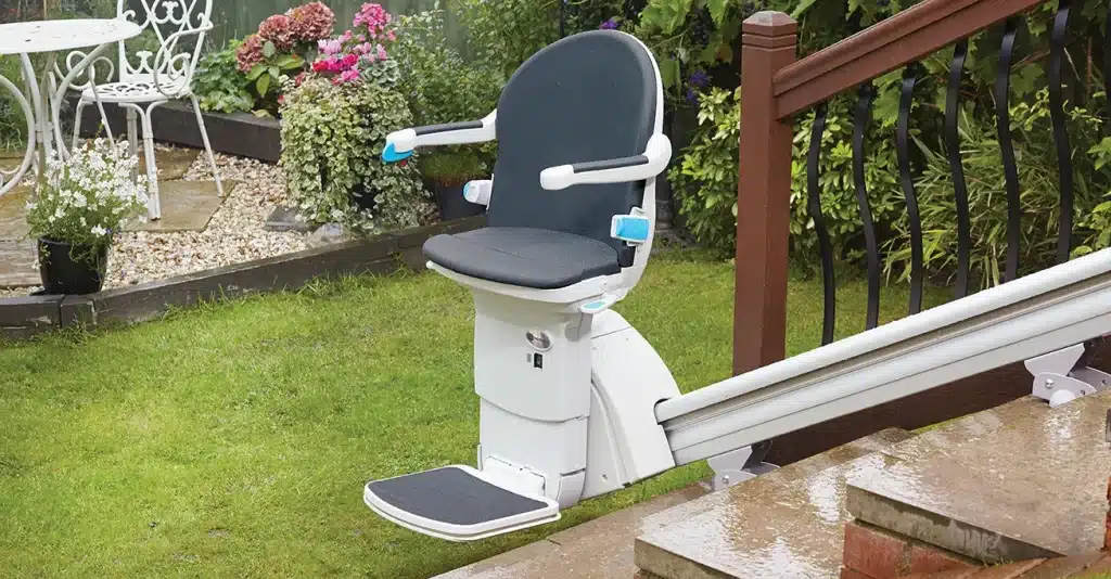 Outdoor-Treppenlift an der Terrasse
