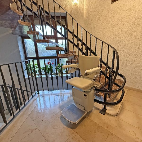 Treppenlift an Treppe mit Kurve
