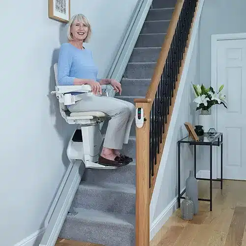 Treppenlift-gerade_neu Seniorin auf geradem Treppenlift