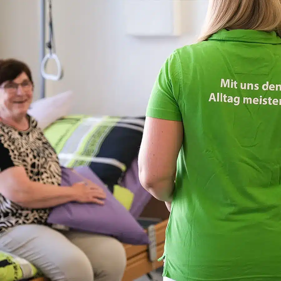 Mitarbeiterin von Bruder RehaTech berät Kundin zu Pflegebetten