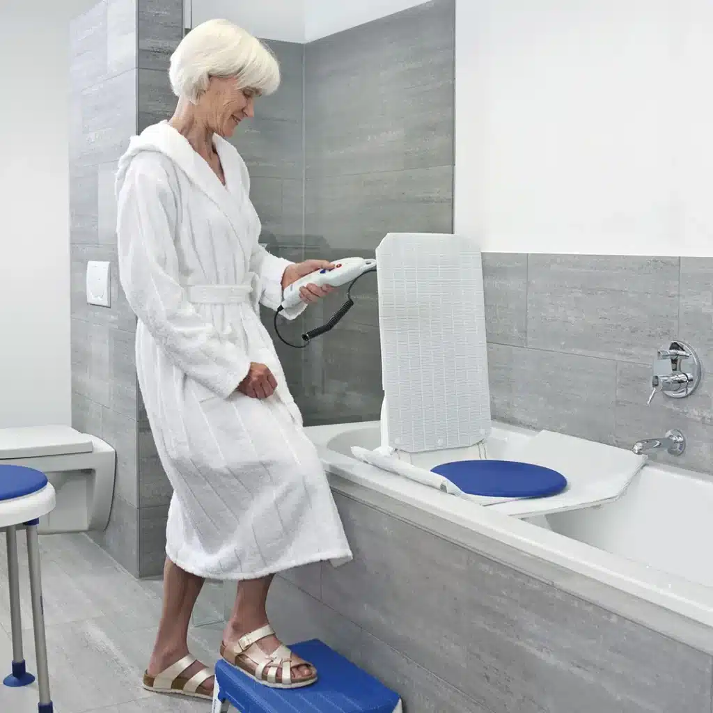 Frau steuert Badewannenlift Aquatec Orca