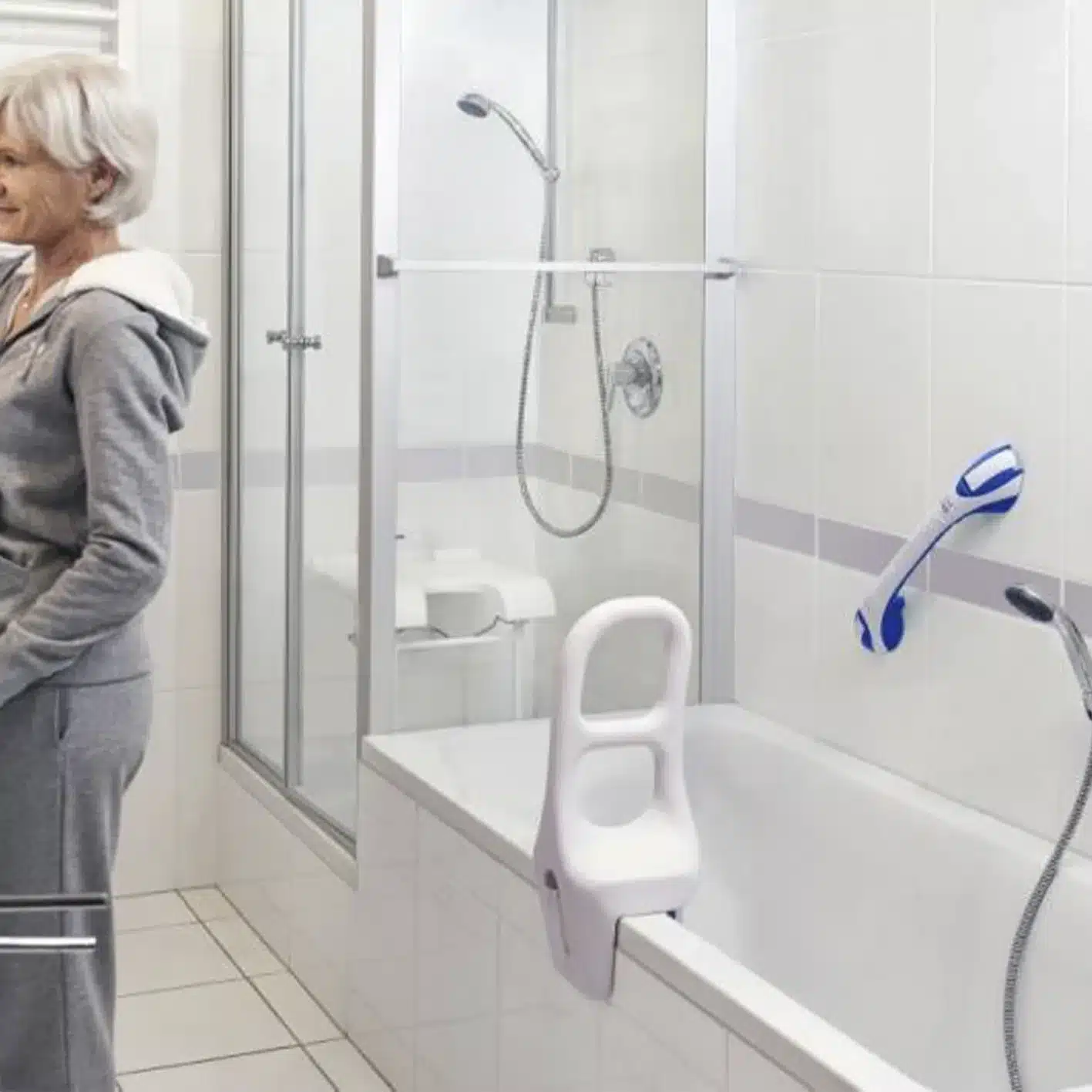 Badewanne mit Haltegriffen
