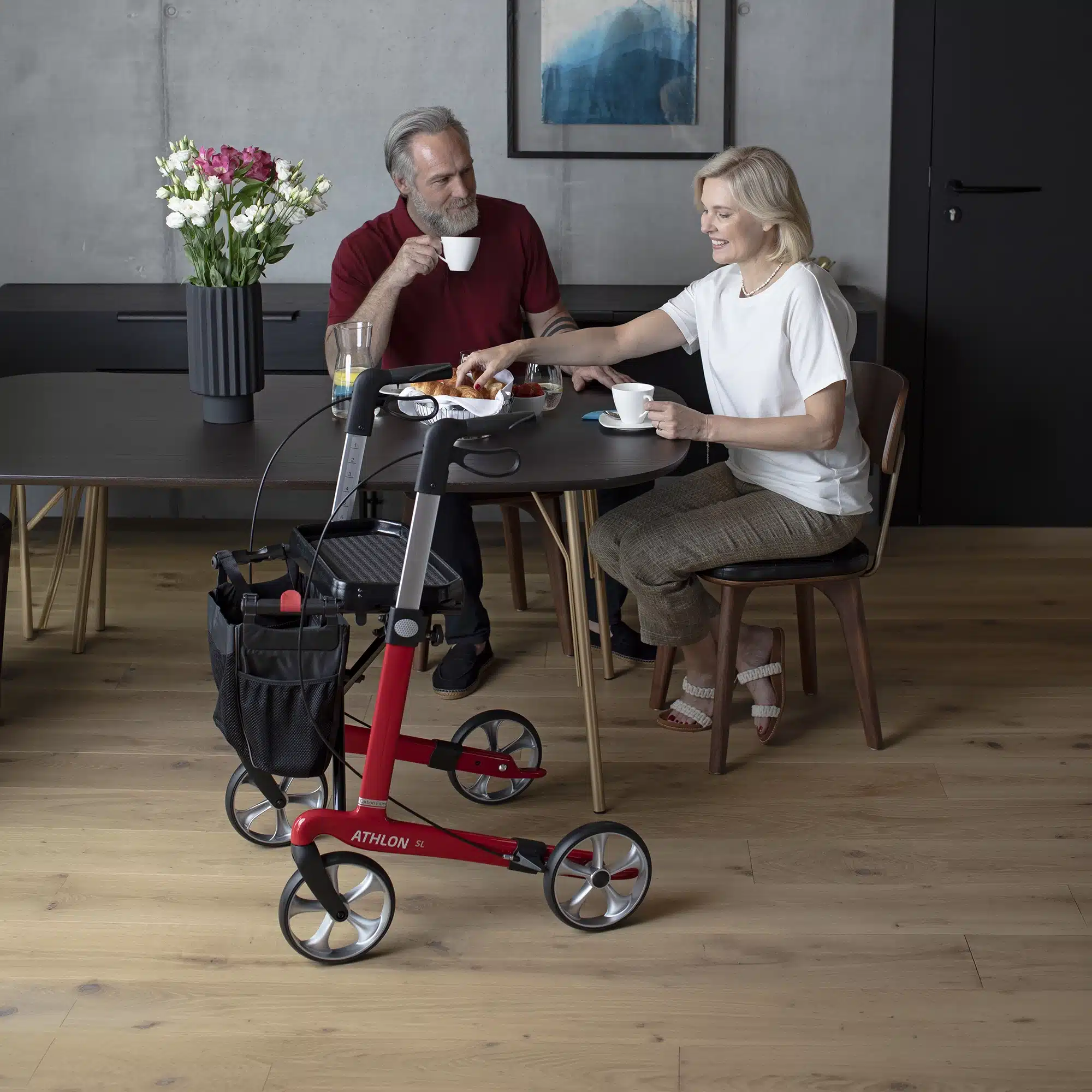 REHASENSE_ATHLON _SL_0075 Mann und Frau beim Frühstück, Rollator steht neben dem Tisch