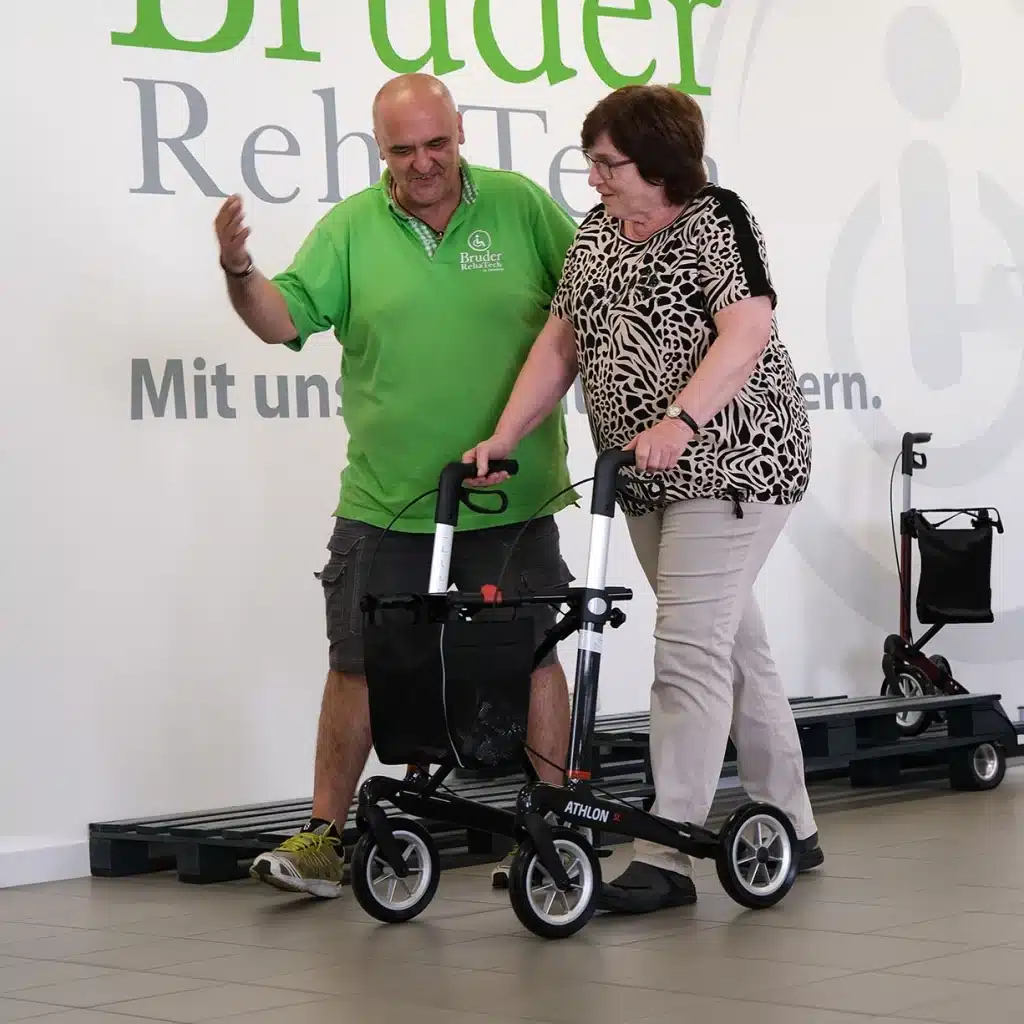 Mitarbeiter von Bruder RehaTech berät Seniorin beim Finden des passenden Rollators