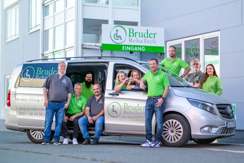 Unser Team mit Transporter vor der Firma