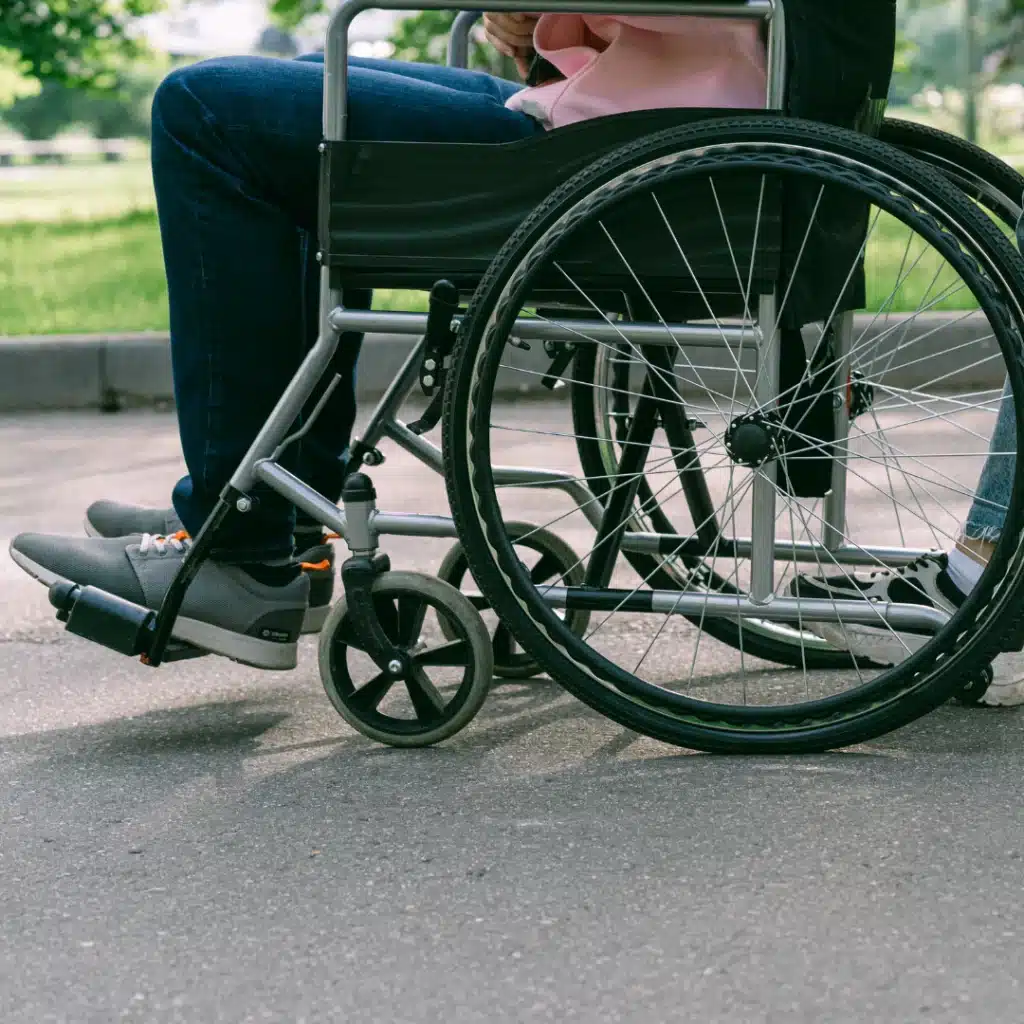 Seitenansicht des Rollstuhls mit richtig eingestellter Sitzhöhe