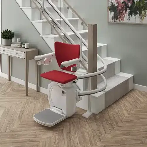 Treppenlift an einer Treppe im Haus